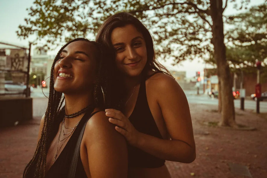 Deux amies souriantes, joue contre joue