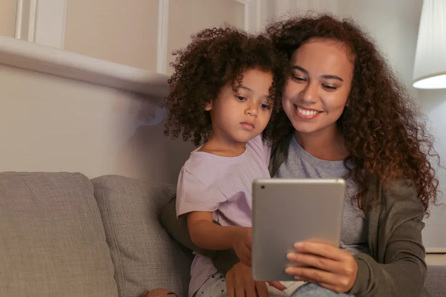 Une mère et sa fille aux cheveux bouclés, complices